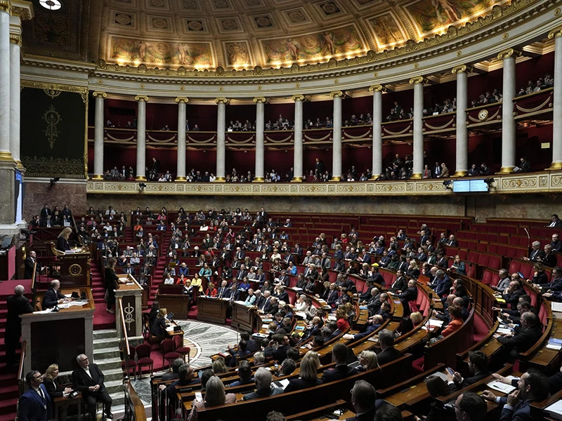 Toàn cảnh phiên họp của Quốc hội Pháp về kiến nghị bất tín nhiệm đối với Chính phủ.