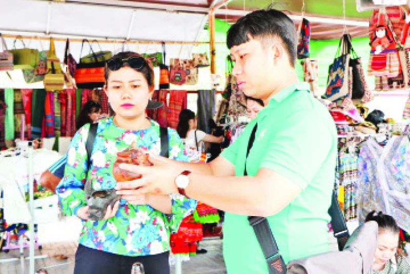 Du khách tham quan và mua sản phẩm gốm Bàu Trúc ở tỉnh Ninh Thuận.