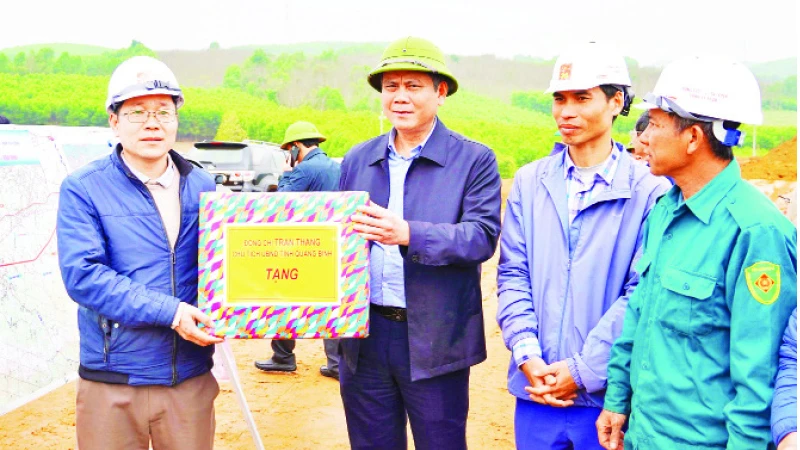 Chủ tịch UBND tỉnh Quảng Bình Trần Thắng (đứng giữa) tặng quà cho cán bộ, công nhân thi công cao tốc bắc-nam đoạn Bùng-Vạn Ninh. (Ảnh HƯƠNG GIANG)