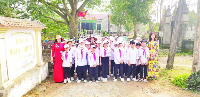 Học sinh tham quan, khám phá di sản văn hóa tại làng Trường Lưu.