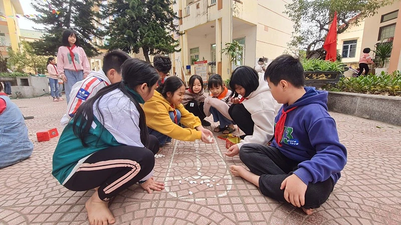 Học sinh Trường tiểu học Tam Hợp (huyện Bình Xuyên, tỉnh Vĩnh Phúc) thích thú với trò Ô ăn quan.