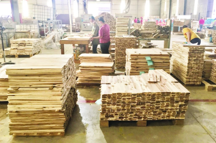 Sản xuất đồ gỗ xuất khẩu tại Công ty cổ phần Tân Vĩnh Cửu (Đồng Nai).