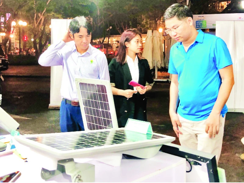 Người tiêu dùng Hà Nội tìm hiểu về sản phẩm tấm pin năng lượng mặt trời.