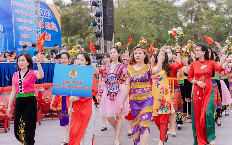 Biểu dương lực lượng tại Lễ phát động Tháng Công nhân, do Liên đoàn Lao động thành phố Hải Phòng tổ chức. (Ảnh NGÔ THÀNH)