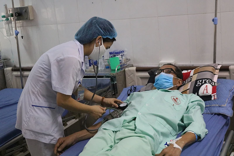 Người dân tham gia bảo hiểm y tế được bảo đảm quyền lợi khi đi khám, chữa bệnh tại Bệnh viện đa khoa tỉnh Vĩnh Phúc. (Ảnh TÂM TRUNG)