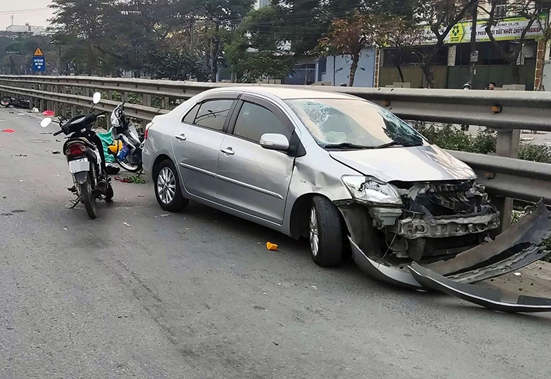 Hiện trường vụ tai nạn xảy ra tại Quốc lộ 1A, đường Ngọc Hồi, xã Ngọc Hồi, huyện Thanh Trì (Hà Nội) làm tám người bị thương. (Ảnh CHU DŨNG)