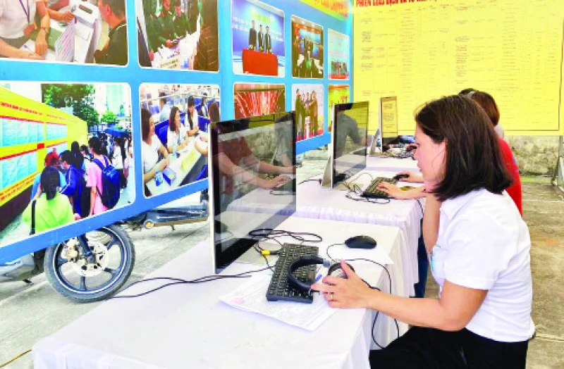 Người lao động tìm kiếm, phỏng vấn tìm việc làm trực tuyến tại phiên giao dịch việc làm lưu động huyện Ba Vì, Hà Nội. (Ảnh THU HÀ)