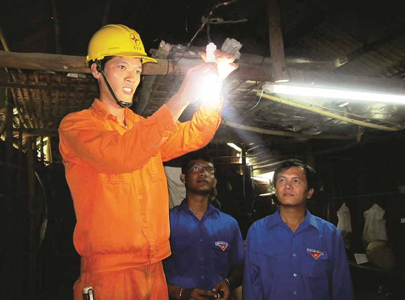Đoàn viên, thanh niên công nhân tình nguyện thành phố Cần Thơ thay bóng đèn tiết kiệm điện tặng người dân có hoàn cảnh khó khăn trên địa bàn. (Ảnh do Trung ương Đoàn cung cấp)