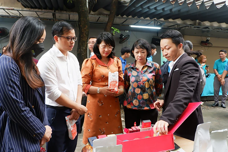Các doanh nghiệp tham quan, tìm hiểu dự án khởi nghiệp socola xuất khẩu của CEO Nguyễn Hồng Huy (ngoài cùng bên phải).