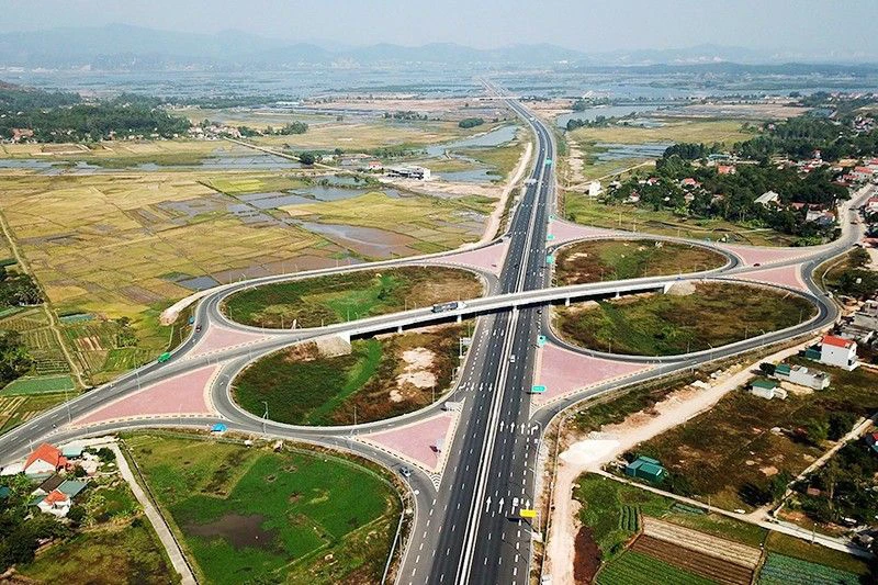 Nhờ phát huy tốt vai trò giám sát của nhân dân, Quảng Ninh đã nhanh chóng phát triển hệ thống kết cấu hạ tầng giao thông đồng bộ. (Ảnh ĐỖ PHƯƠNG)