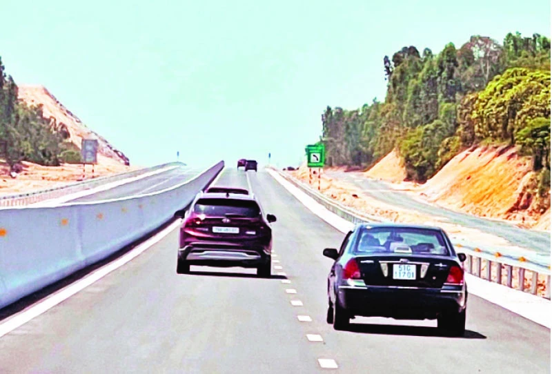  Đường cao tốc Khánh Hòa-Cam Lâm vừa được đưa vào sử dụng. ( Ảnh Thanh Tùng )