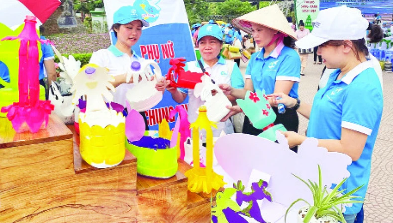 Sản phẩm nhựa tái chế của Hội Liên hiệp Phụ nữ huyện Ba Vì trưng bày tại buổi phát động hưởng ứng Ngày Môi trường Thế giới. (Ảnh NGUYỆT ÁNH)