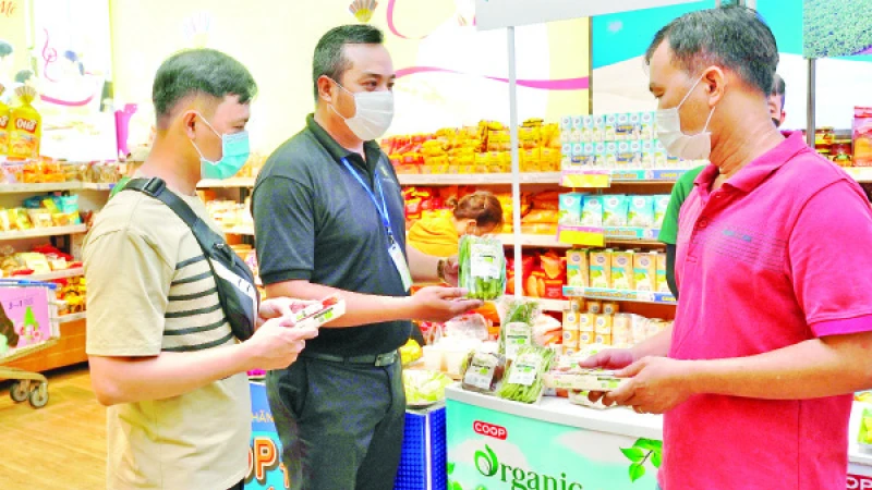 Người dân tìm mua những sản phẩm hàng hóa đạt tiêu chí xanh tại một siêu thị Co.opmart ở thành phố.