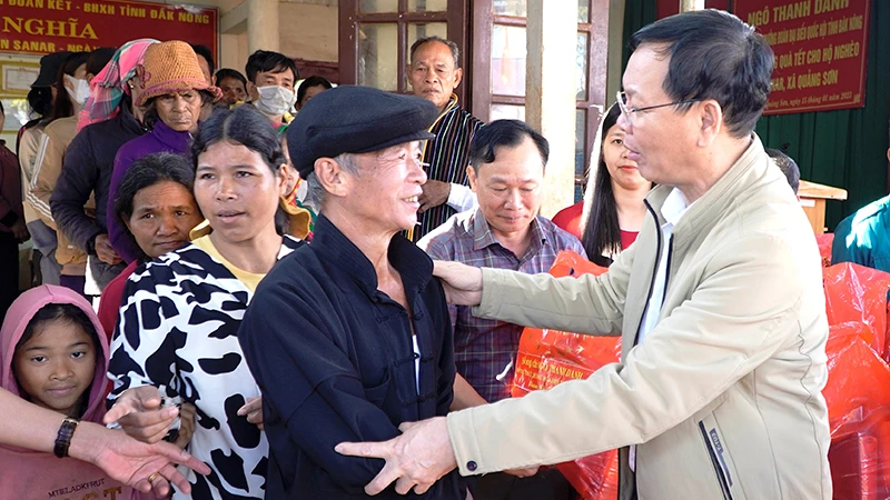 Đồng chí Ngô Thanh Danh thăm, tặng quà đồng bào dân tộc thiểu số xã Quảng Sơn, huyện Đắk Glong.