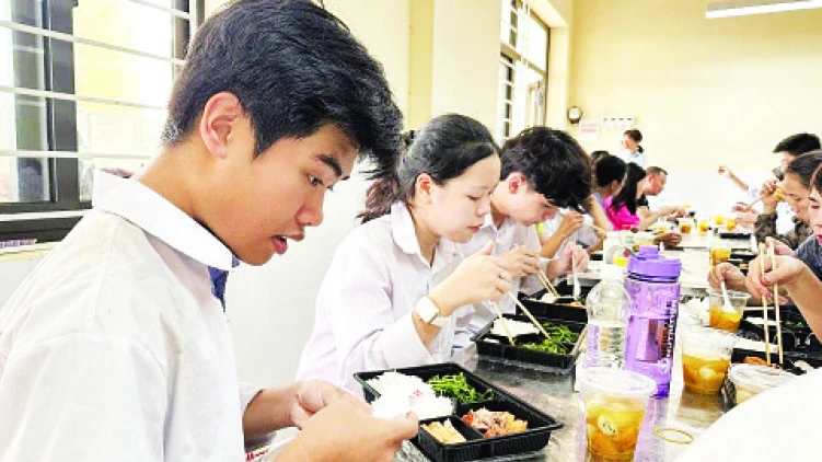 Các suất cơm miễn phí của tuổi trẻ huyện Ứng Hòa phục vụ các thí sinh.