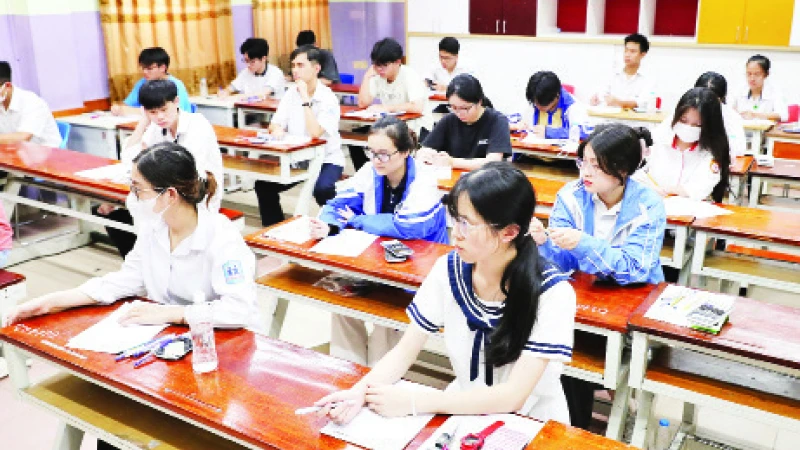 Thí sinh làm thủ tục dự thi tại điểm thi Trường THPT Nguyễn Bỉnh Khiêm, quận Cầu Giấy. (Ảnh Viết Chung)