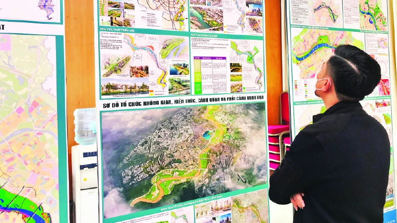 Người dân tìm hiểu quy hoạch đô thị sông Hồng.