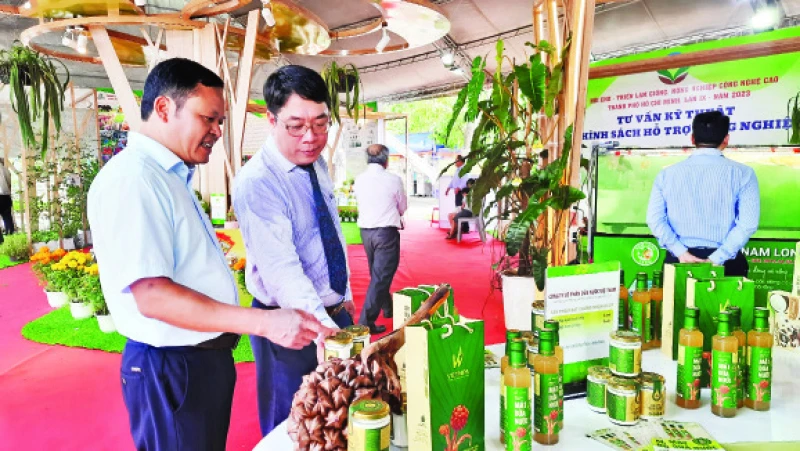 Các đại biểu tham quan các gian hàng tại Hội chợ, triển lãm giống, nông nghiệp công nghệ cao Thành phố Hồ Chí Minh.