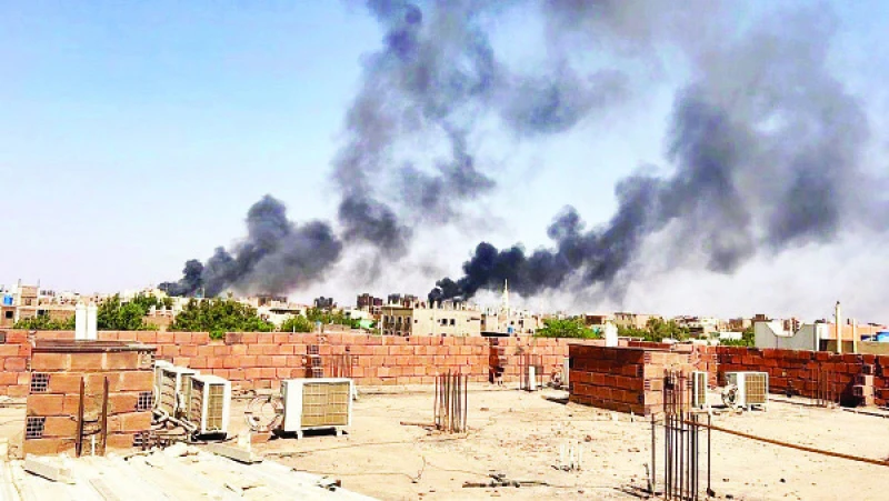 Thủ đô Sudan rung chuyển vì các đợt không kích. (Ảnh ALZAJEERA/AP)