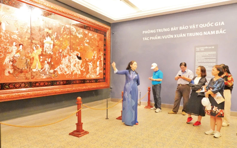Khách du lịch tham quan Bảo tàng Mỹ thuật Thành phố Hồ Chí Minh.