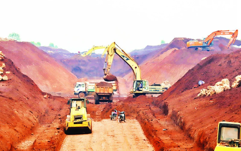 Một mỏ khai thác đất nền phục vụ dự án cao tốc Phan Thiết-Dầu Giây.