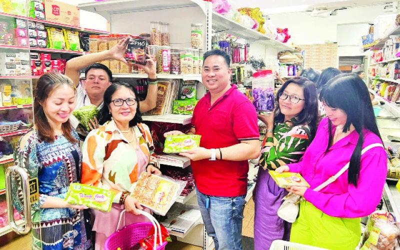 Kiều bào ở Malaysia mua hàng hóa Việt Nam.