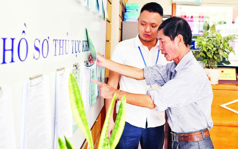 Bảng niêm yết thủ tục hành chính tại Ủy ban nhân dân xã Ninh Hiệp, huyện Gia Lâm tạo thuận lợi cho các tổ chức, cá nhân tiếp cận, tìm hiểu, thực hiện đúng quy định. 