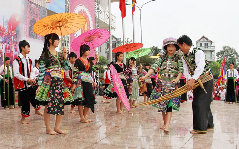 Biểu diễn múa khèn dân tộc H’Mông tại một ngày hội.