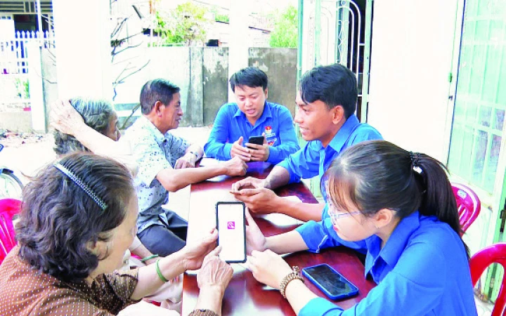 Đoàn viên thanh niên tỉnh Bình Phước hướng dẫn người dân sử dụng ứng dụng định danh điện tử.