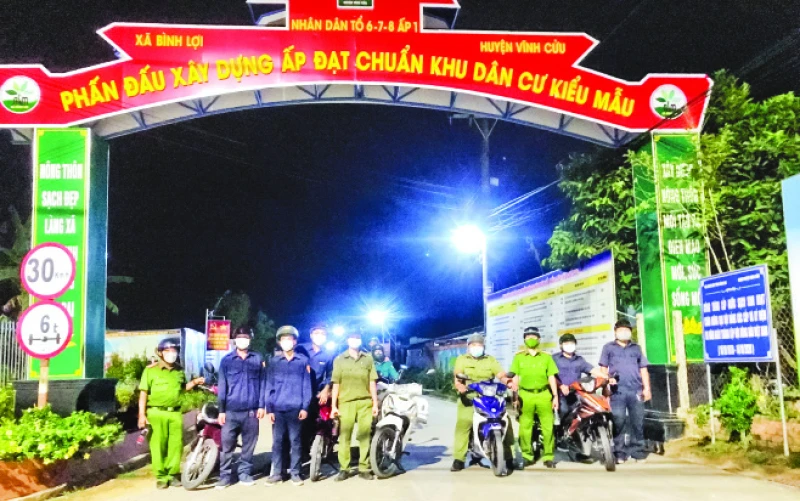 Lực lượng Công an xã Bình Lợi, huyện Vĩnh Cửu tuần tra đêm, bảo đảm an ninh trật tự.