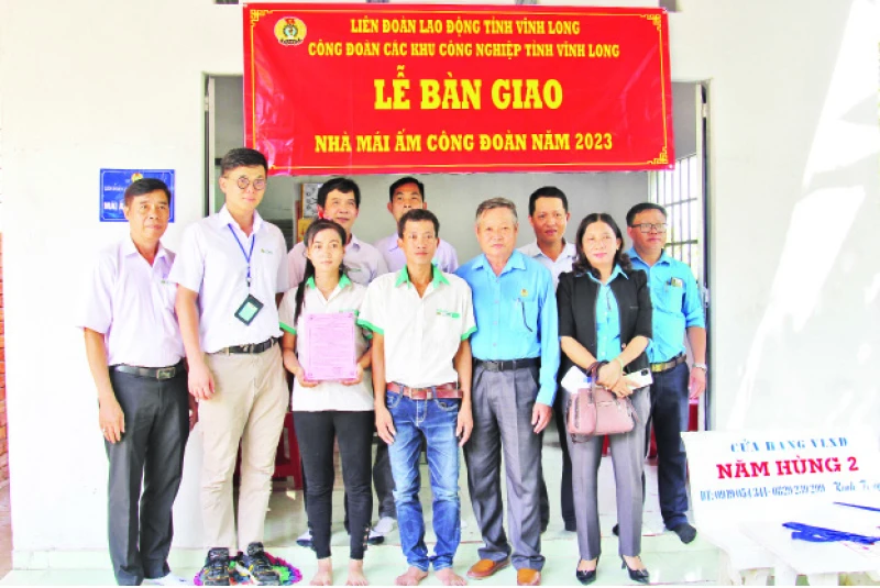Bàn giao “mái ấm Công đoàn” cho gia đình chị Thạch Thị Thu ở xã Phú Thịnh, huyện Tam Bình, tỉnh Vĩnh Long. 