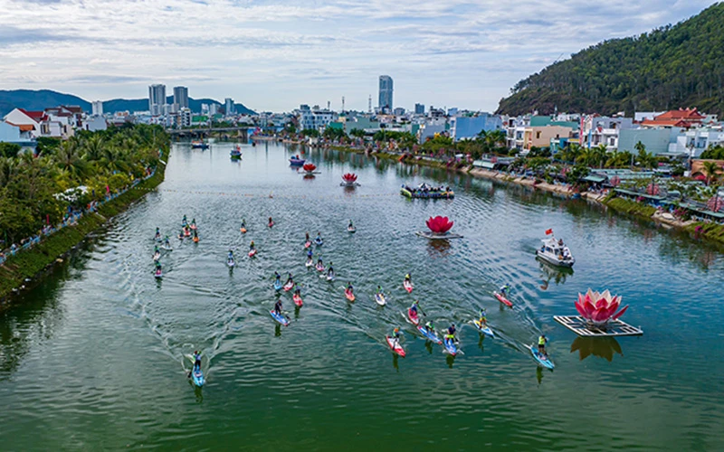 Ngày hội trên sông Hà Thanh, thành phố Quy Nhơn. (Ảnh NGUYỄN PHAN DŨNG NHÂN)