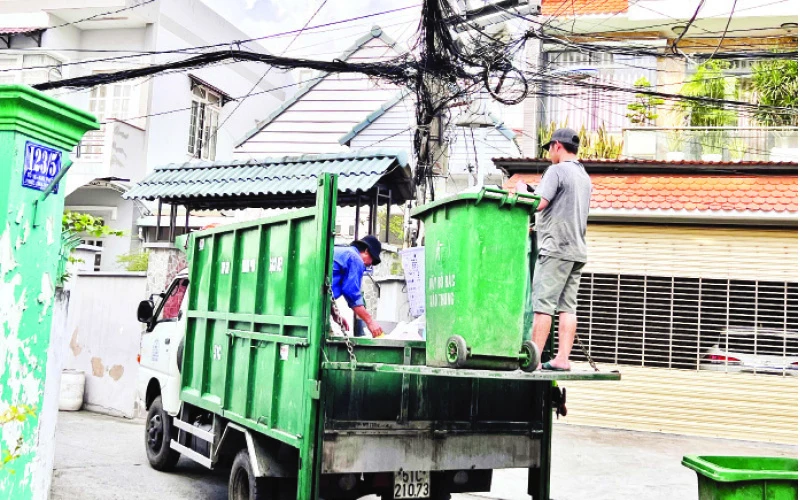 Công nhân thu gom rác thải sinh hoạt tại thành phố Thủ Đức.