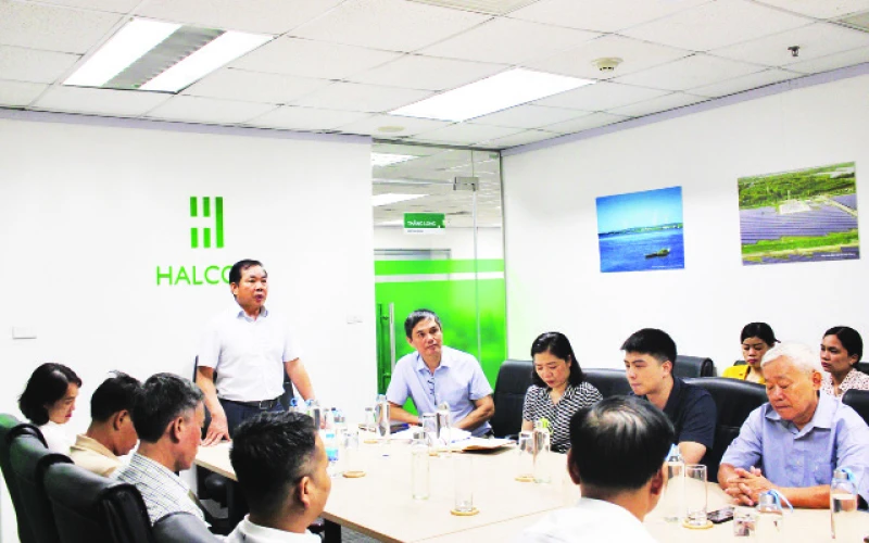 Một buổi sinh hoạt chi bộ tại Công ty cổ phần Halcom Việt Nam.
