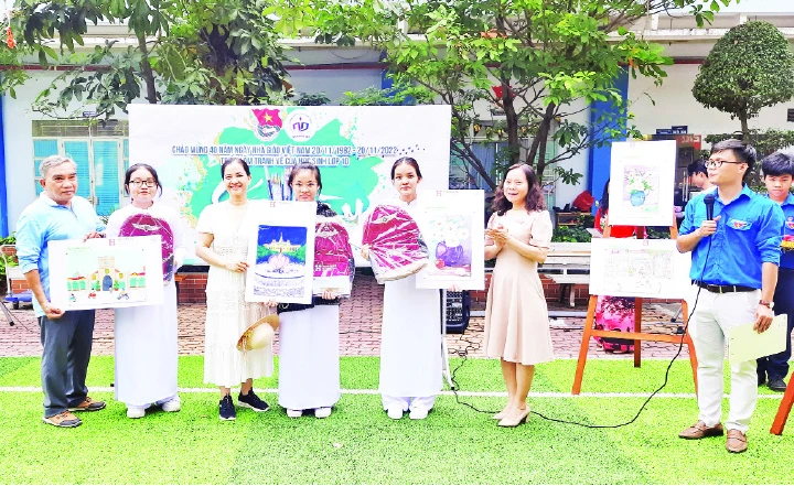Triển lãm tranh vẽ “sắc mầu” của học sinh lớp 10 Trường trung học phổ thông Nguyễn Du, Quận 10.