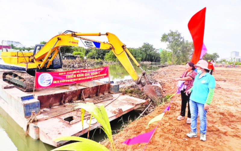 Thi công cải tạo, nạo vét các kênh, rạch trên địa bàn Quận 7.