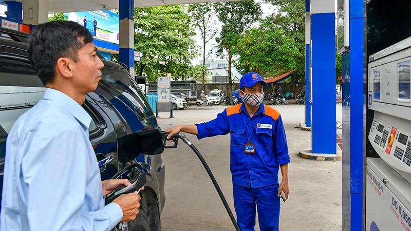 Người dân mua xăng tại cửa hàng xăng dầu trên địa bàn thành phố Hòa Bình, tỉnh Hòa Bình. (Ảnh ĐĂNG DUY)