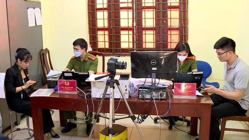 Người dân Bắc Ninh làm thủ tục cấp Căn cước công dân gắn chíp điện tử.