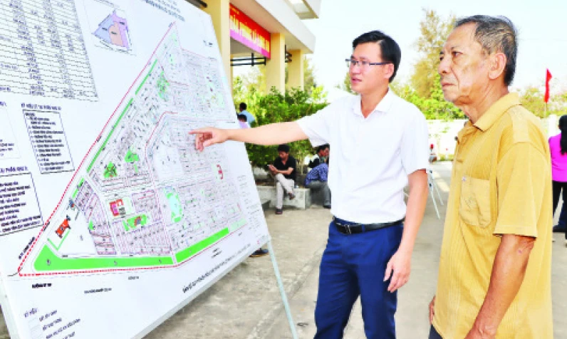 Người dân xem bản đồ quy hoạch tuyến đường kết nối sân bay Long Thành. 