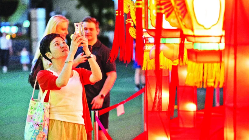 Người dân tham gia lễ hội đèn lồng Trung thu ở Hồng Công (Trung Quốc). (Ảnh Tân Hoa xã)