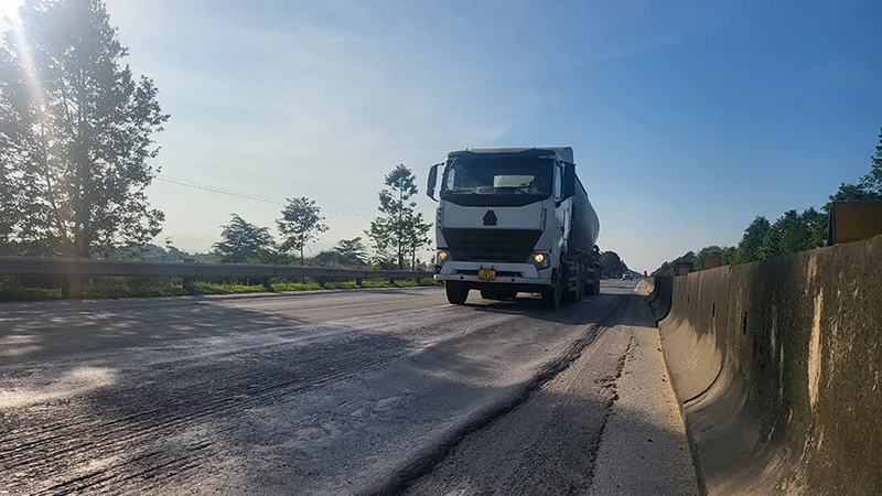 Nhiều vị trí trên Quốc lộ 1 đoạn từ nam cầu Bến Thủy tới bắc tuyến tránh thành phố Hà Tĩnh bị trồi lún, hằn vệt bánh xe gây nguy hiểm cho phương tiện tham gia giao thông.