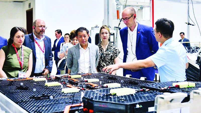 Chủ tịch Hội đồng Quốc gia Thụy Sĩ Martin Candinas (thứ 2 từ trái sang) thăm Nhà máy Vinfast. (Ảnh Vinfast) 