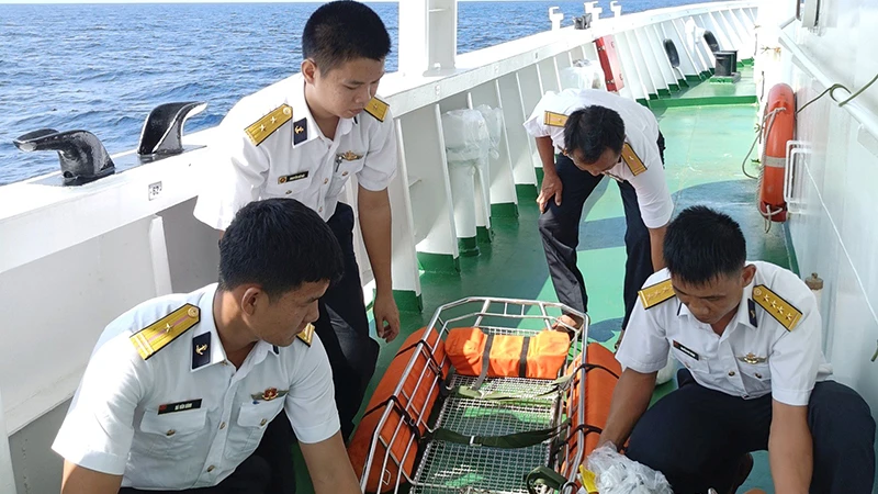 Bộ Tư lệnh Hải quân điều động tàu và lực lượng quân y đến các khu vực hai tàu cá bị chìm. (Ảnh BÁO HẢI QUÂN VIỆT NAM)