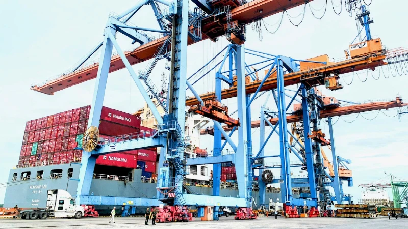 Hoạt động dịch vụ cảng biển, logistics phát triển, đóng góp tích cực cho tăng trưởng kinh tế mạnh mẽ của thành phố Hải Phòng. (Ảnh NGÔ QUANG DŨNG)