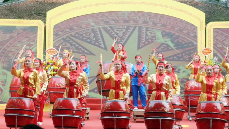 Biểu diễn trống hội tại Lễ hội truyền thống Đền thờ Nữ tướng Lê Chân, xã Thanh Sơn, huyện Kim Bảng. 
