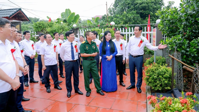 Lãnh đạo địa phương thăm mô hình sản xuất được tỉnh hỗ trợ vay vốn tại tổ dân phố Tam Quang.
