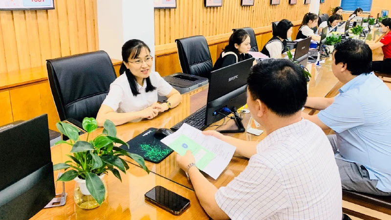 Tư vấn về chính sách bảo hiểm xã hội cho người lao động tại bộ phận một cửa của Ủy ban nhân dân quận Hồng Bàng, thành phố Hải Phòng.