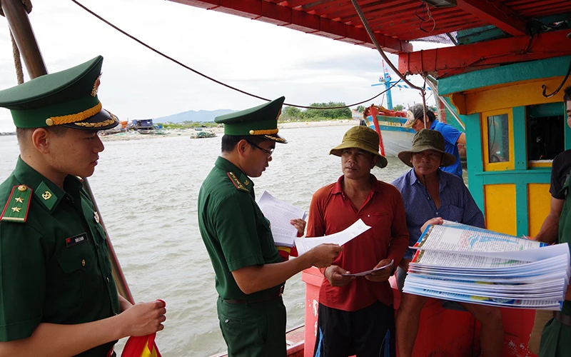 Bộ đội Biên phòng tỉnh Bà Rịa-Vũng Tàu phổ biến chống khai thác IUU cho ngư dân trước khi ra khơi.