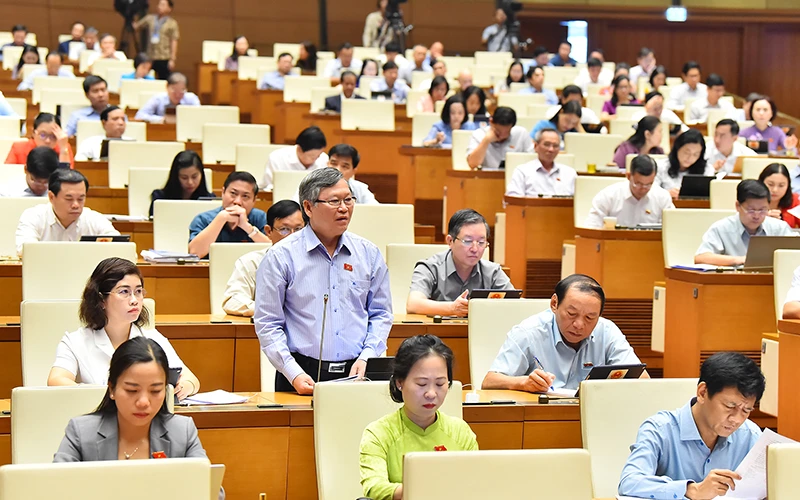 Đại biểu Quốc hội tỉnh Kon Tum phát biểu thảo luận dự thảo Luật Lực lượng tham gia bảo vệ an ninh, trật tự ở cơ sở. (Ảnh THỦY NGUYÊN)