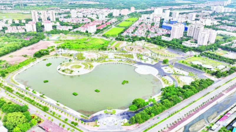 Công viên Long Biên, công trình vừa được cải tạo nâng cấp khang trang, sạch đẹp. (Ảnh MẠNH QUÂN)